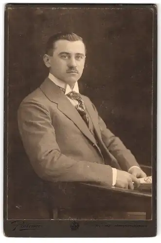 Fotografie C. Pietzner, Wien, Kärnthnerstr. 42, Portrait charmanter junger Mann im Jackett