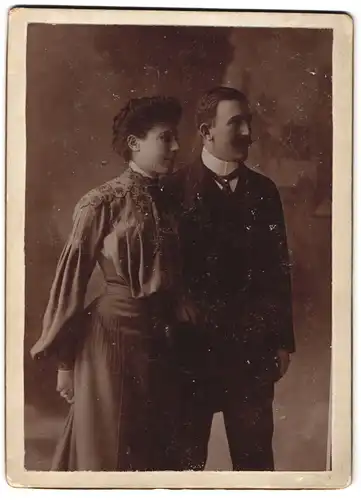 Fotografie unbekannter Fotograf und Ort, Portrait eines elegant gekleideten jungen Paares