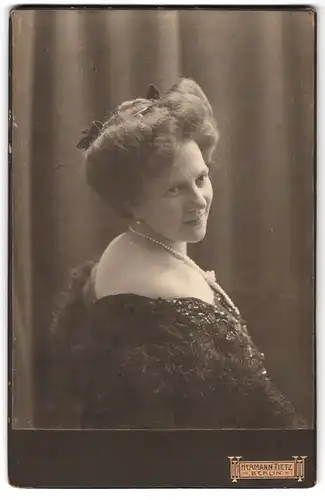 Fotografie Hermann Tietz, Berlin, Leizigerstr. 46-50, Portrait bildschöne junge Frau mit elegantem Haar- und Halsschmuck