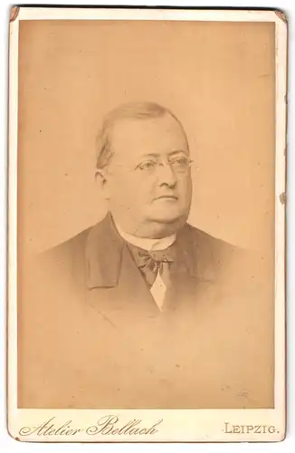 Fotografie Atelier Bellach, Leipzig, Gellertstr. 12, Portrait stattlicher Herr mit Brille und Fliege im Jackett