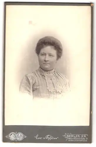 Fotografie Max Steffeur, Berlin, Belle-Alliance-Platz 9, Portrait brünette Dame mit Brosche am Spitzenkragen