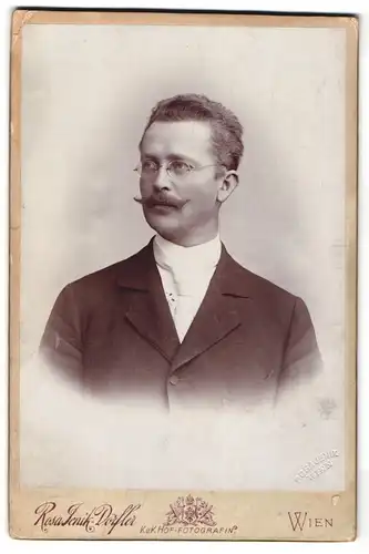 Fotografie Rosa Jenik-Dörfler, Wien, Mariatreugasse 6, Portrait eleganter Herr mit Brille und Moustache