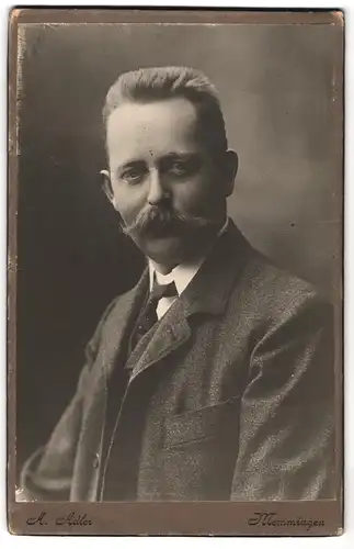 Fotografie A. Adler, Memmingen, Portrait bürgerlicher Herr mit Schnauzbart