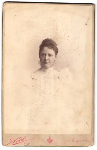 Fotografie Adèle, Wien, Graben 19, Portrait junge Dame im weissen Kleid