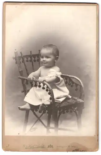 Fotografie Dr. H. Heid`s Nachf., Wien, Hauptstrasse 33, Portrait süsses Kleinkind im weissen Kleid