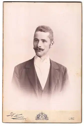 Fotografie A. Kaldori, Linz, Portrait eleganter Herr mit Moustache