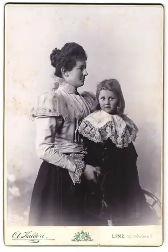 Fotografie A. Kaldori, Linz, Spittelwiese 5, Portrait bürgerliche Dame mit Mädchen an der Hand