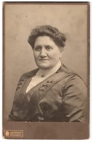 Fotografie A. Wertheim, Berlin, Leipzigerstrasse, Portrait bürgerliche Dame mit Kragenbrosche