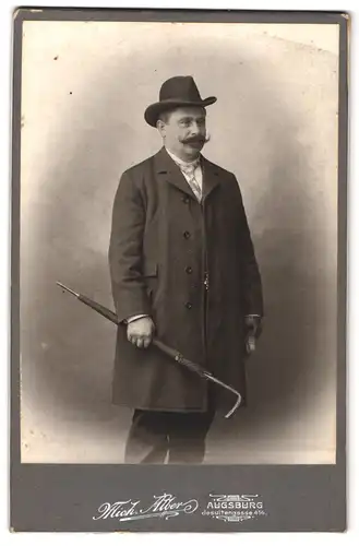 Fotografie Mich. Alber, Augsburg, Jesuitengasse 414, Portrait junger Herr im Mantel mit Moustache