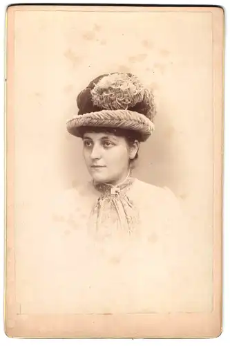 Fotografie unbekannter Fotograf und Ort, Portrait junge Dame mit einem Hut