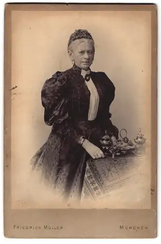 Fotografie Friedrich Müller, München, Amalienstrase 9, Portrait ältere Dame im bestickten Kleid mit Haube