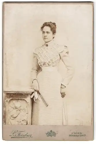 Fotografie L. Forstner, Wien, Währinger-Gürtel 25, Portrait junge Dame im karierten Kleid mit Fächer