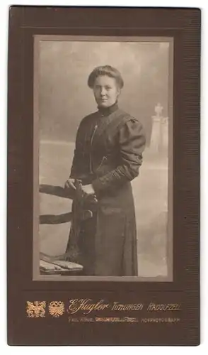 Fotografie E. Kugler, Tuttlingen, Portrait junge Dame im modischen Kleid