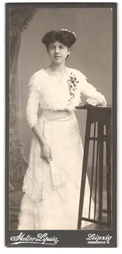 Fotografie Atelier Lipsia, Leipzig, Thomasring 15, Portrait junge Dame im weissen Kleid