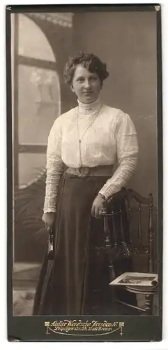 Fotografie Bruno Wendsche, Dresden-N., Leipzigerstrasse 58, Portrait junge Dame in weisser Bluse und Rock