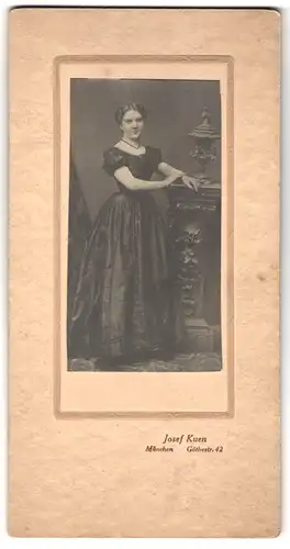 Fotografie Josef Kuen, München, Göthestrasse 42, Portrait junge Dame im festlichen Kleid