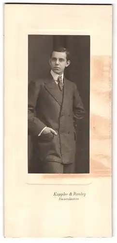 Fotografie Kappler & Renéry, Kaiserslautern, Portrait junger Herr im Anzug mit Krawatte