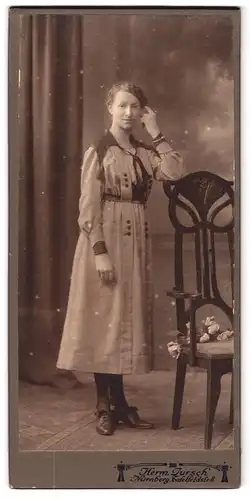 Fotografie Herm. Jursch, Nürnberg, Tafelfeldstrasse 8, Portrait junge Dame im karierten Kleid