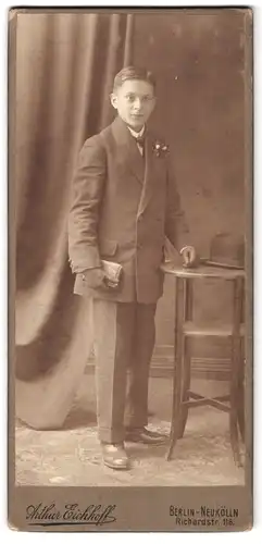 Fotografie Arthur Eichhoff, Berlin-Neukölln, Richardstrasse 116, Portrait junger Mann im Anzug mit einem Buch