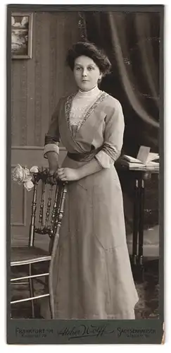 Fotografie Atelier Wolff, Frankfurt a. M., Kaiserstrasse 79, Portrait junge Dame im Kleid mit Blumen