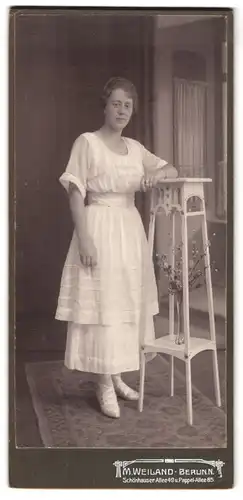 Fotografie M. Weiland, Berlin-N., Schönhauser-Allee 49, Portrait junge Dame im weissen Kleid