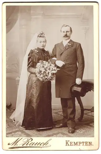 Fotografie M. Rauch, Kempten, Portrait junges Paar in Hochzeitskleidung mit Schleier und Blumenstrauss