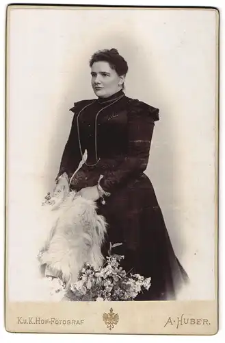 Fotografie A. Huber, Wien, Stefansplatz 2, Portrait junge Dame im bestickten Kleid