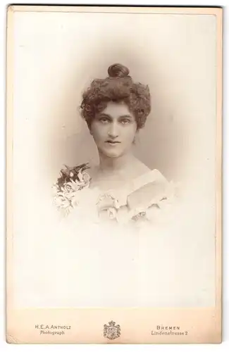 Fotografie H. E. A. Antholz, Bremen, Lindenstrasse, Portrait junge Dame mit hochgestecktem Haar