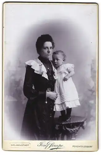 Fotografie Josef Pompe, Perchtoldsdorf, Hochstrasse 1, Portrait junge Dame im Kleid mit kleinem Mädchen
