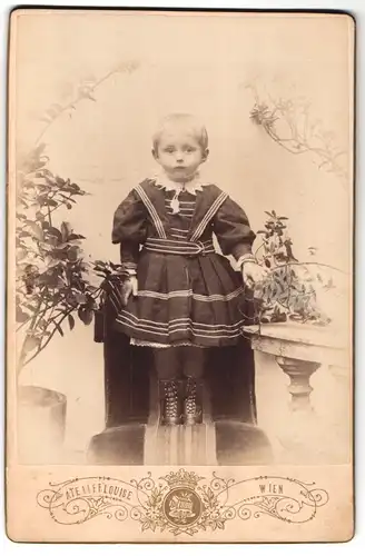 Fotografie Atelier Louise, Wien, Alserstrasse 55, Portrait kleines Mädchen im modischen Kleid