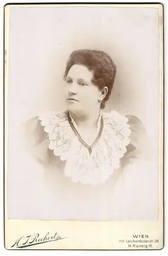 Fotografie H. J. Rechert, Wien, Lerchenfelderstrasse 38, Portrait junge Dame mit Spitzenkragen und Herzkette