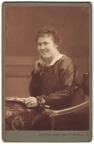Fotografie Adolf Kühne, Wien, Burggasse 115, Portrait bürgerliche Dame mit einem Album