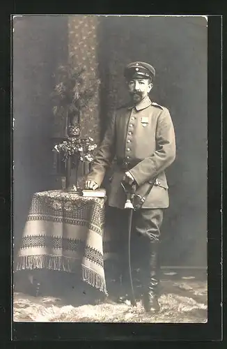 Foto-AK Uniformfoto, Kavallerist mit Orden und Säbel