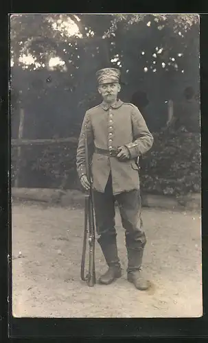 Foto-AK Uniformfoto eines deutschen Soldaten