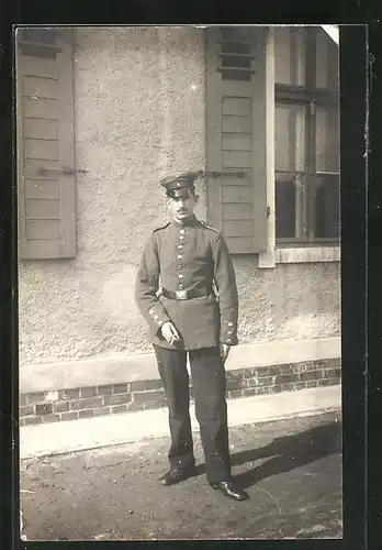 Foto-AK Uniformfoto, rauchender Soldat