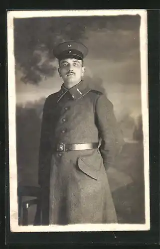 Foto-AK Uniformfoto, Soldat in Feldgrau