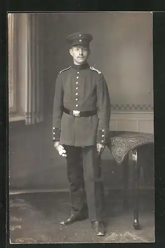 Foto-AK Uniformfoto, Soldat in Feldgrau