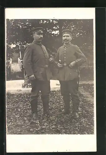 Foto-AK Uniformfoto zweier erfahrener Soldaten