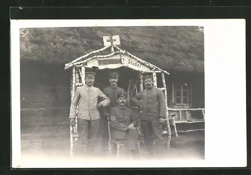 Foto-AK Soldaten vor der Ortskranken-Stube, Rotes Kreuz