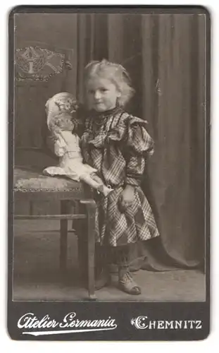 Fotografie Atelier Germania, Chemnitz, Mädchen im karierten Kleid mit Puppe