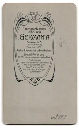 Fotografie Atelier Germania, Chemnitz, Mädchen im karierten Kleid mit Puppe