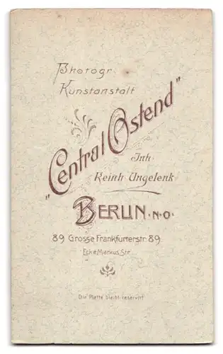 Fotografie Central Ostend, Berlin, Grosse Frankfurterstrasse 89, Kleinkind mit Horn und Schaukelpferd