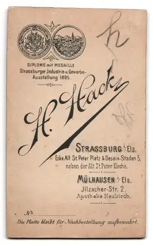 Fotografie H. Hack, Mülhausen i. Els., Desaix-Staden 5, Mädchen in Tracht mit Stab