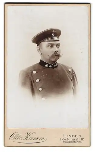 Fotografie Otto Kamm, Linden, Fortunastrasse 12, Eisenbahner in Uniform mit Mütze