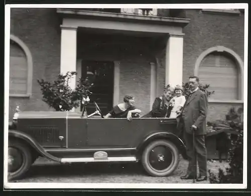 Fotografie Auto Opel Cabrio, hübsche Damen & Mädchen im PKW