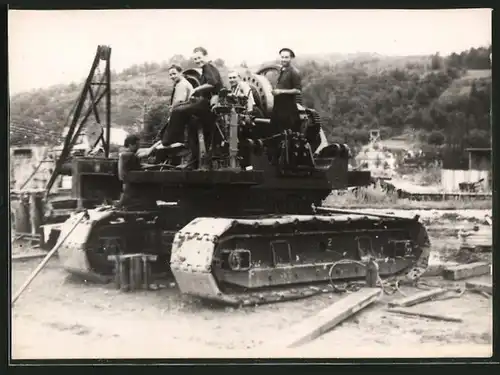 Fotografie Kran-Montage, mobiler Kran mit Kettenantrieb wird montiert 1948