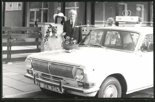Fotografie Auto Wolga, Hochzeitspaar neben weisser Limousine