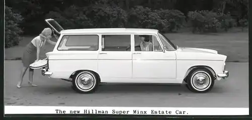 Fotografie Auto Hillman Super Minx Estate Car, Blonde Dame belädt Kombi