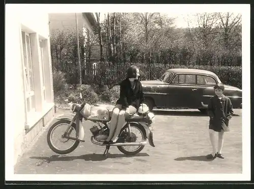 Fotografie Motorrad, hübsche junge Dame auf Krad sitzend
