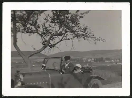 Fotografie Auto Opel Cabrio, Vater & Tochter im PKW 1933